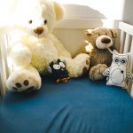 Pourquoi éviter les gros nounours dans la chambre de bébé ?